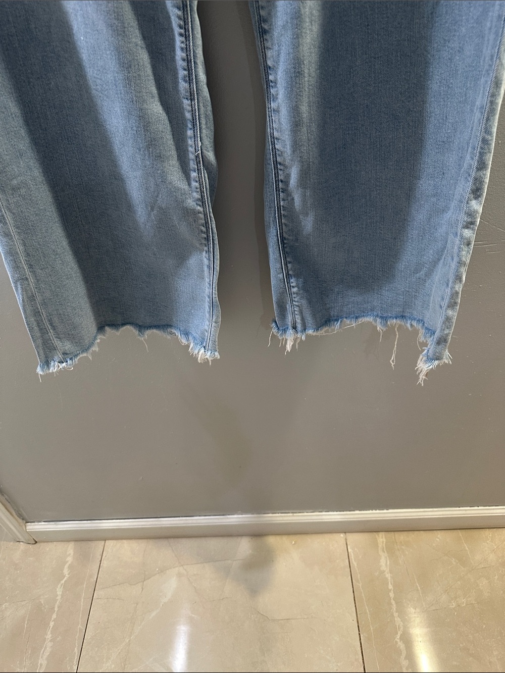 American Eagle Outfitters Light Blue Wide-Leg Jeans with Raw Hem - Picture 4 of 9